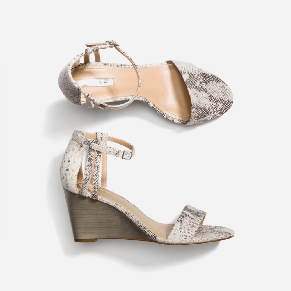 👗 Tahari Farce Textured Leather Wedge Size 7. NWOT
